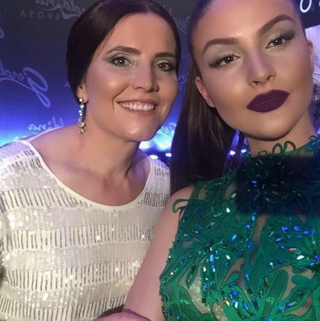 Oriola çmendi meshkujt me gjoksin jashtë, reagon mamaja e saj (Foto)