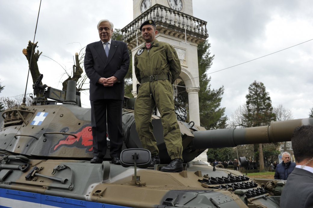 Greqia tregon “dhëmbët armikut”: Presidenti grek në majë të tankut, mesazh për Erdoganin