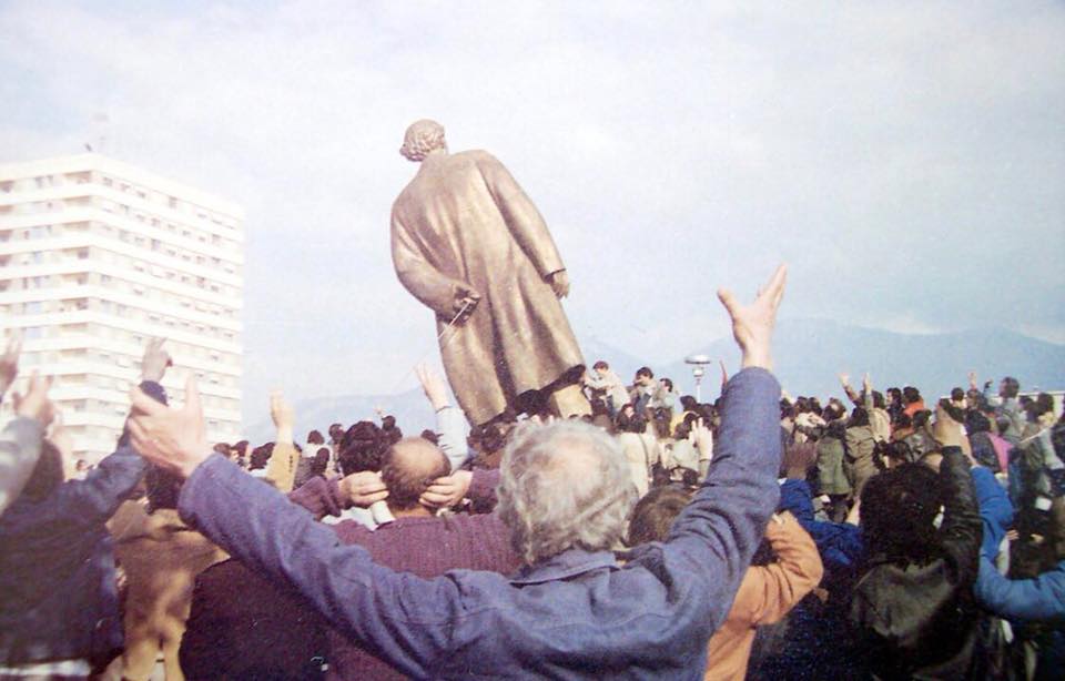 “Shembja e shtatores së Enver Hoxhës”/ Djali i një ish-komunisti të konvertuar në ‘demokrat’: Na frymëzon për të përmbysur bijtë e etërve komunistë