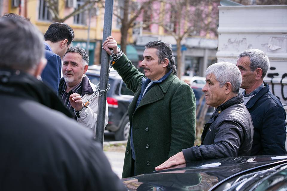 Lul këto zinxhirë duhet të ishin në duart tuaja, jo të qytetarëve! (Foto)