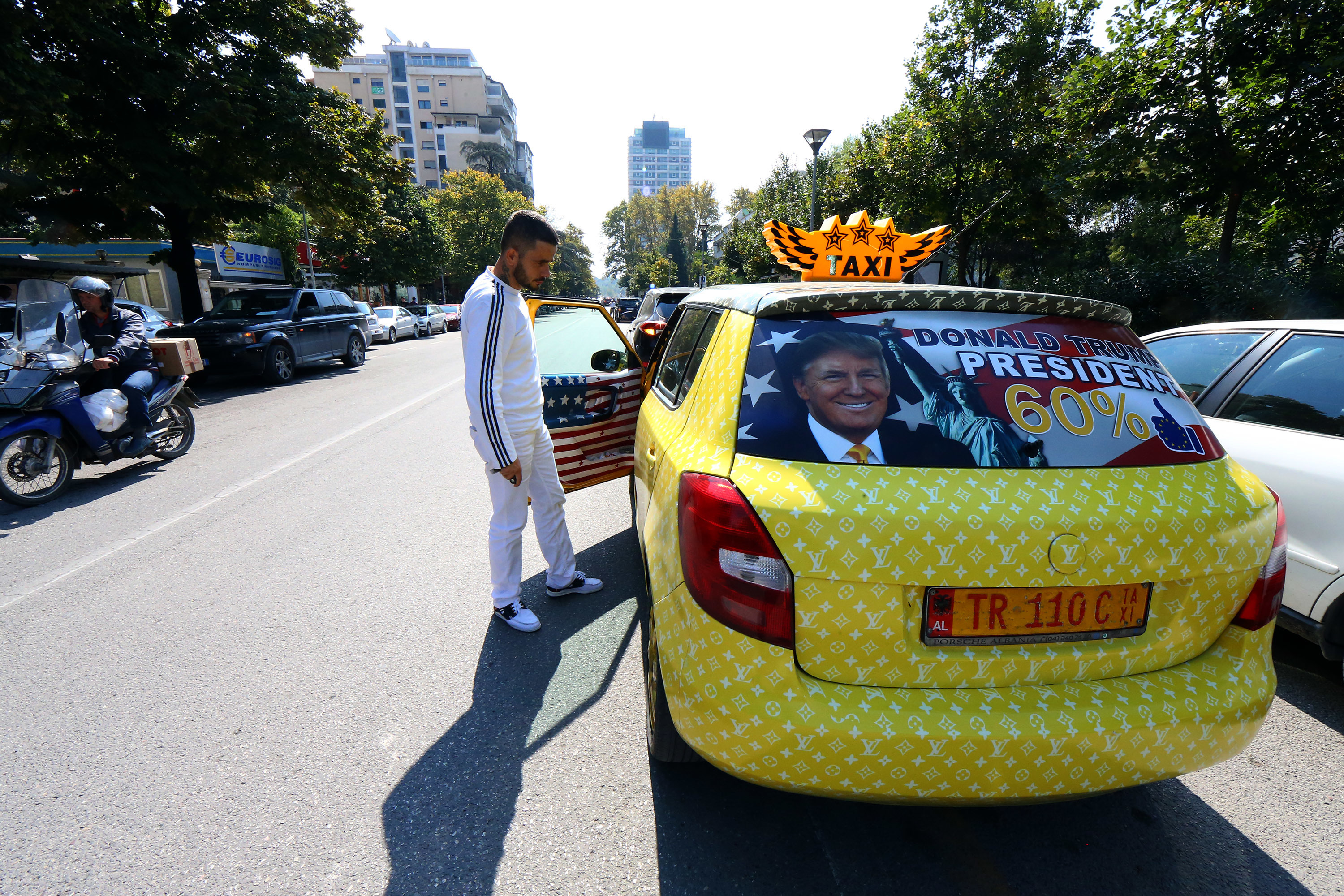 Petrit Vasili “ilegal”, heq dorë nga makina e shoferi dhe lëviz me taksi