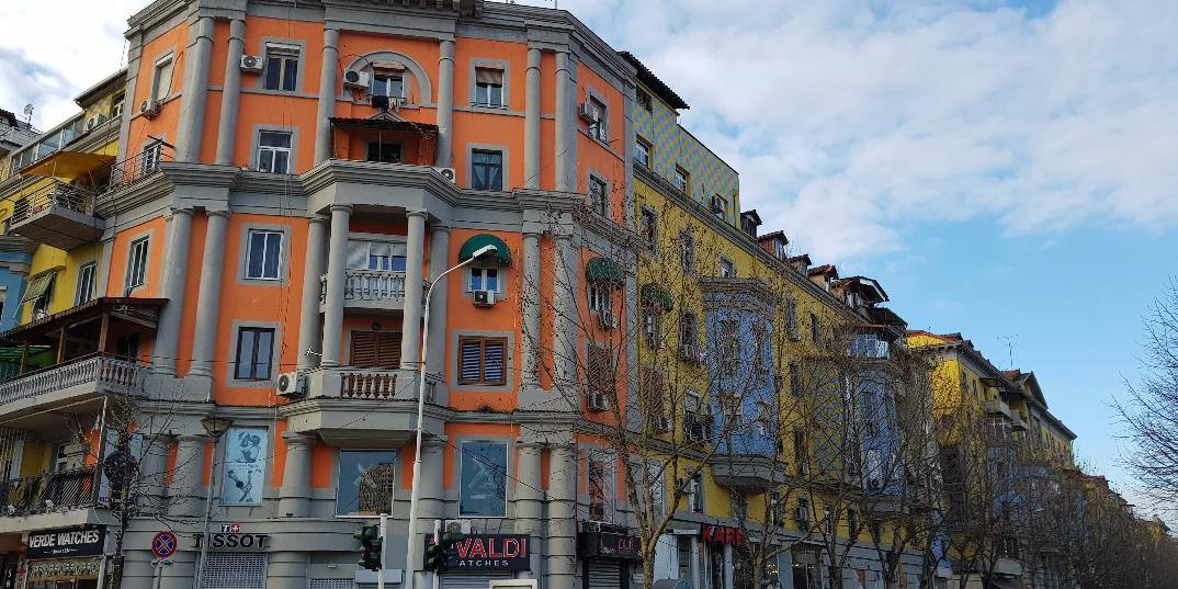 Rehabilitohen fasadat e pallateve “Agimi”, pse zona u pagëzua me këtë emër (Foto)