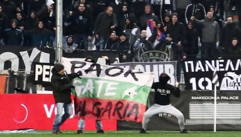 Dhunë në stadiumin grek, trajnerit të Olimpiakosit i thyejnë dhëmbët (Foto)