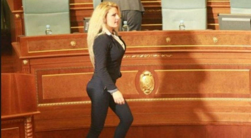 Deputetja shqiptare “ndez” rrjetin ve në pah format e saj seksi me streçe (Foto)