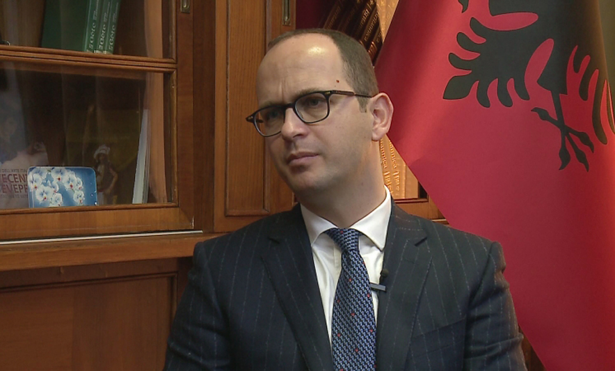 Incidenti në Kuvend, reagon Bushati: Më kot përpëliten me dhunë të djegin stacionin e ri të shqiptarëve… Europën