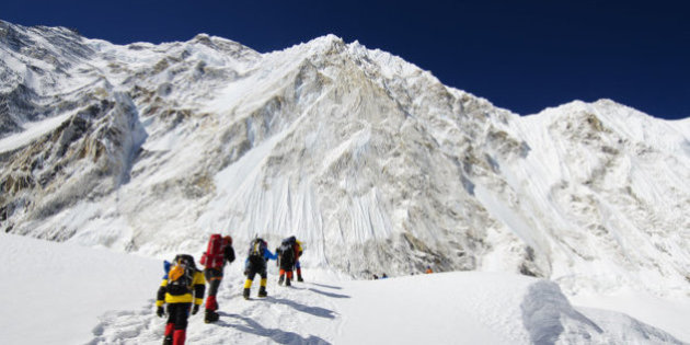 Video/ Alpinistët filmojnë një UFO në majën e malit Everest!