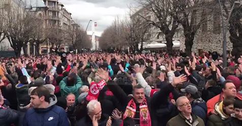 “Mos na vrisni ëndrrën!”. Tifozët korçarë, në mbrojtje të Skënderbeut (Video)