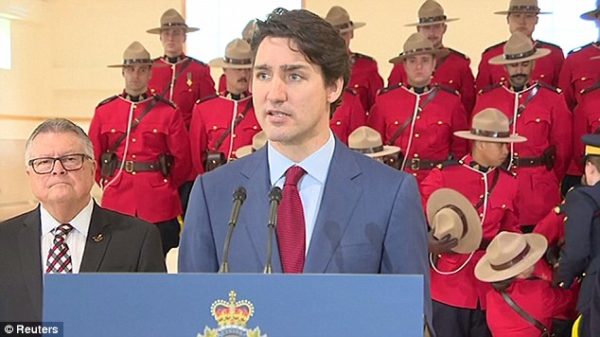 Kryeministrit Trudeau parada në Kanada: Oficerëve u bien të fikët gjatë fjalimit të tij! (Video)