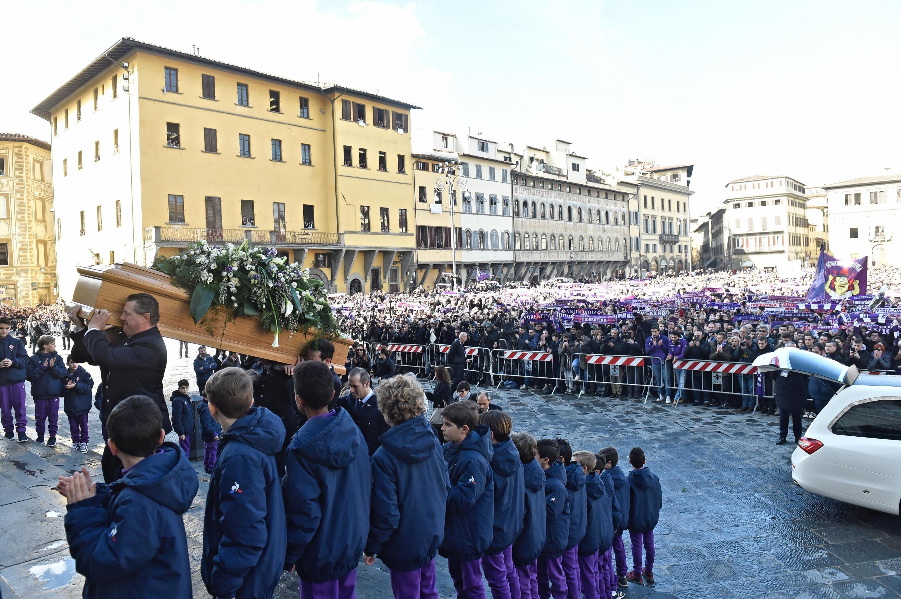 Lot, dhimbje dhe lule:  Italia e gjitha në Firenze për t’i dhënë lamtumirën kapitenit Davide Astori (Foto+Video)