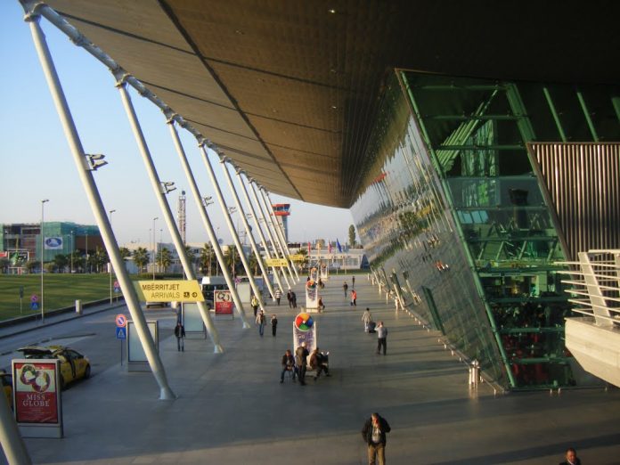 Një ditë pas grabitjes, Ushtria merr në mbrojtje Aeroportin e Rinasit