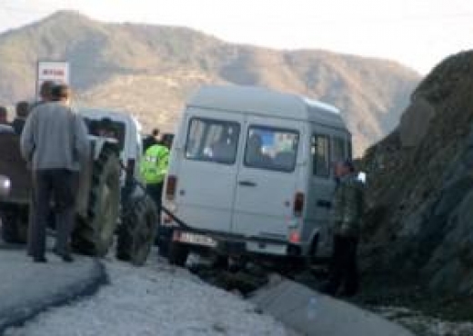 Skrapar/ Aksidentohet furgoni me nxënës, 4 të plagosur