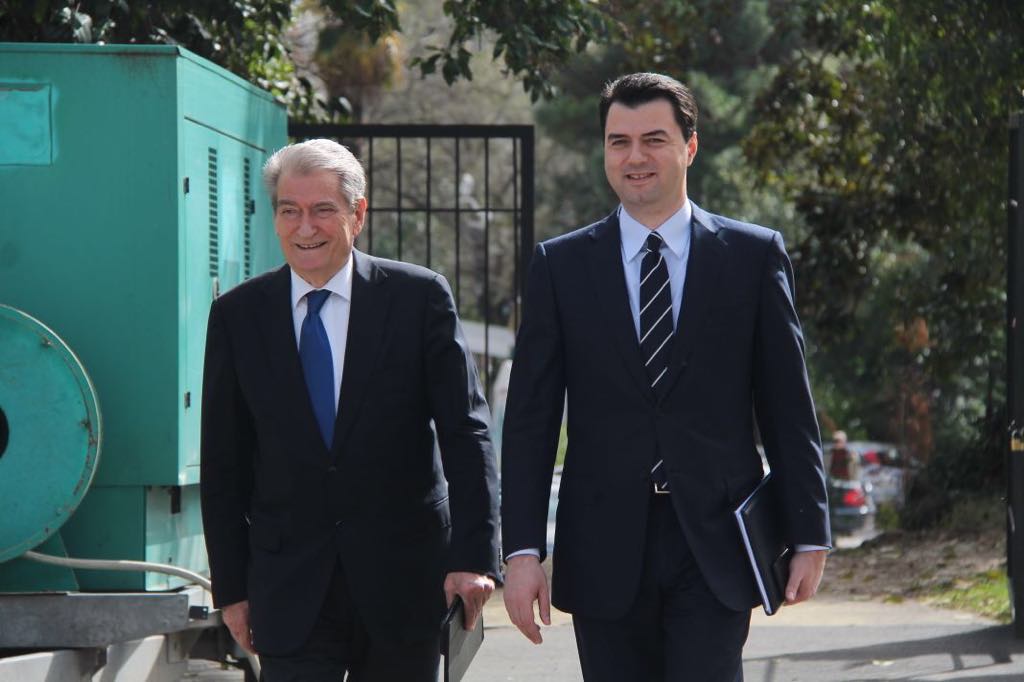 FOTO/ Basha i “mbulon” krahët Berishës, prej pleqërisë e ndihmon të ngjisë shkallët