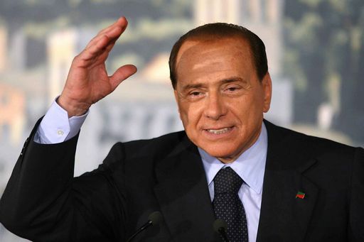 “Fytyrëgjarpër me buzëqeshje peshkaqeni”: Berlusconi, babai i të gjithë popullistëve, sërish luan rol në politikën italiane