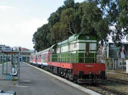 Durrës, parkon makinën pranë shinave dhe ulet për kafe, vjen treni dhe… (Foto)