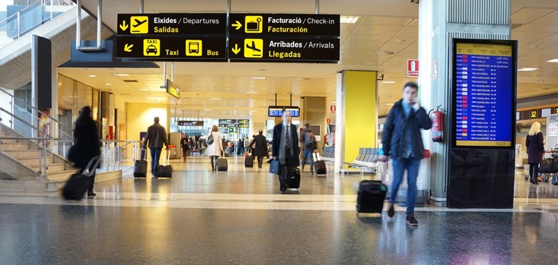 Panik në aeroport, princi i jep fund jetës duke u hedhur nga lartësia (Video)