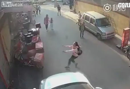 Doli të varte rrobat në ballkon, 28-vjeçarja bie nga një lartësi e madhe dhe vdes