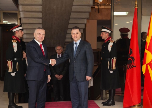 Hipokritë e pafytyrë Meta e Basha përshëndesin miratimin e ligjit për gjuhën shqipe në Maqedoni dhe… ngushëllojnë mikun Gruevski për humbjen