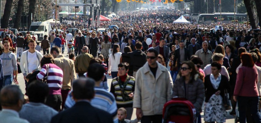 Çuditë shqiptare/ BB nxjerr raportin: Ata me 8-vjeçare “biznesmenë”, ata me shkollë të lartë “shërbyes”