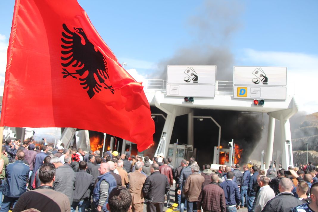 Bilanci i protestës: Policë dhe qytetarë të plagosur, dëme materiale dhe ekonomike