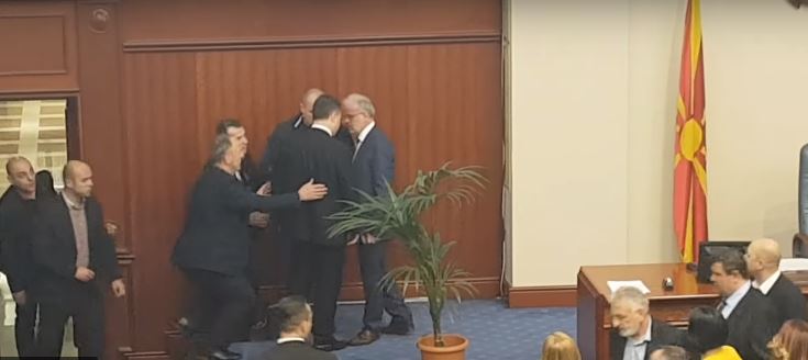 Ja momentin kur ish kryeministri pro Rus dhe Sërb Gruevski sulmoi Talat Xhaferin! (Video)