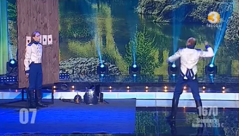 Përfundon keq hedhja e thikave në talent show (VIDEO)