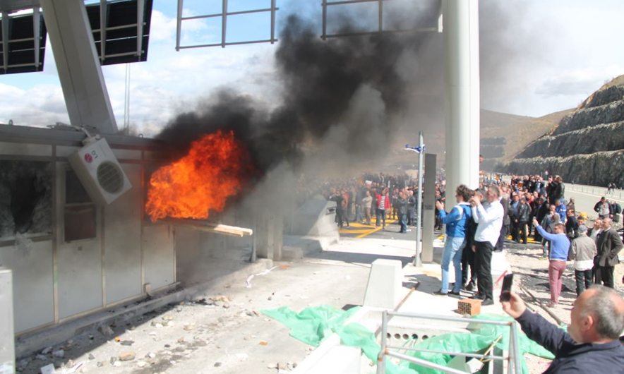 Video Live/ Protestuesit i vënë flakën sporteleve tek Rruga e Kombit, përleshje të dhunshme me policinë