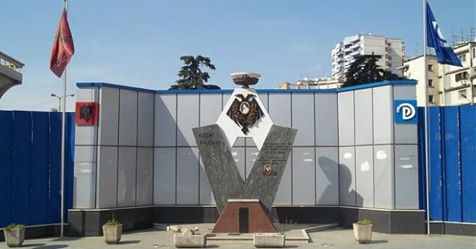 “Rroftë Enver Hoxha”, shkarravitet memoriali i Azem Hajdarit. PD akuza Ramës (Foto)