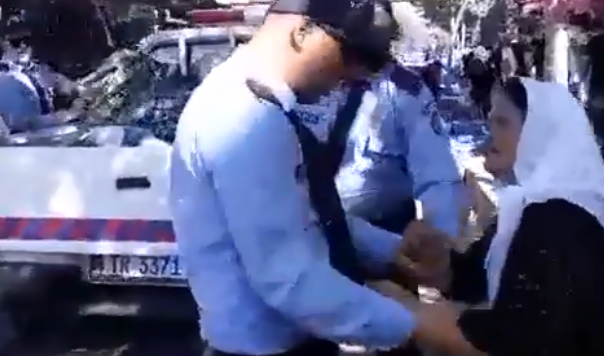 VIDEO-SKANDAL/ “Bravo, mbyte nënën, mbyte…”, policia i sekuestron mallin dhe dhunon të moshuarën në mes të rrugës