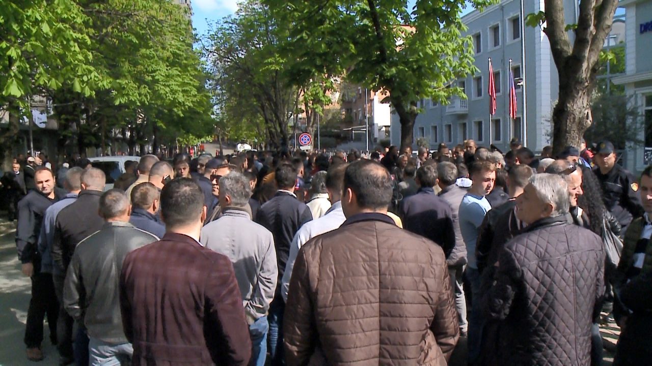 Protestuesit e arrestuar/ Zbulohet shkaku i shtyrjes së seancës: Gjykata e Kukësit…