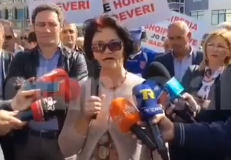 PD tradhtoi shkodranët, kërkoni falje! Ish e përndjekura shuplakë Voltanës dhe drejtuesve të protestës në Shkodër (Video)