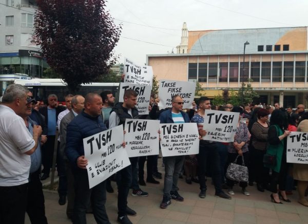 ”Ç’të pa by**, ç’të pa trapi”, poezia e çuditshme e fierakut në protestën e biznesit të vogël në Fier (Video)