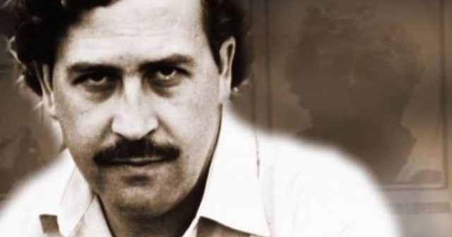 Momenti i çmendur ku një djalë shkoi “të nderonte” lordin e drogës, Pablo Escobar. “Trondit” me veprimin që bën (Video)