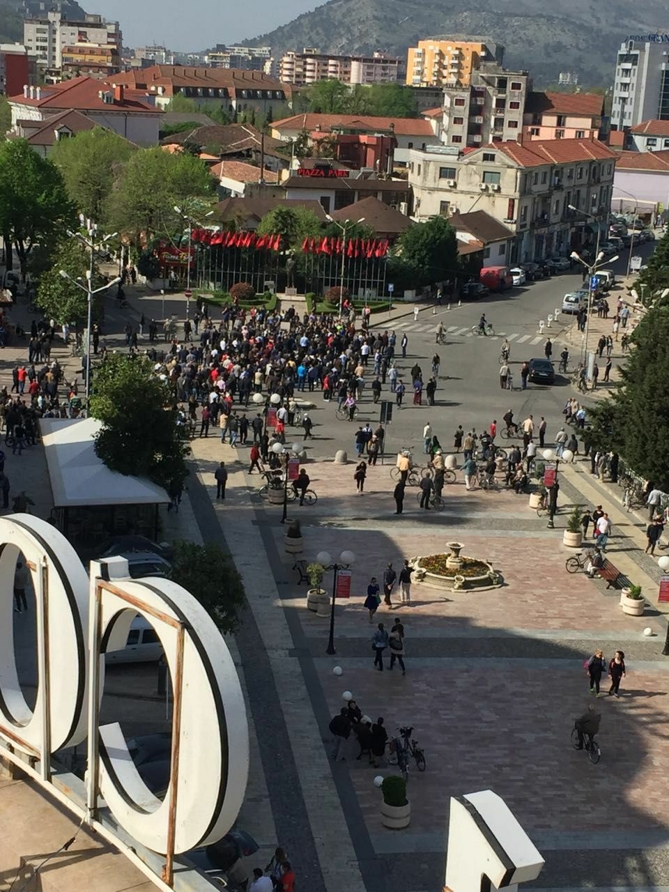 Fotolajm/ Protesta e PD në Shkodër një dështim total: As punonjësit e Bashkisë nuk i shkojnë Voltanës!