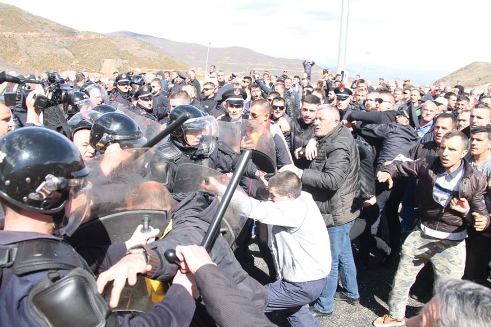 Lista e 23 të arrestuarve të parë që dogjën sportelin dhe qëlluan me gurë Policinë