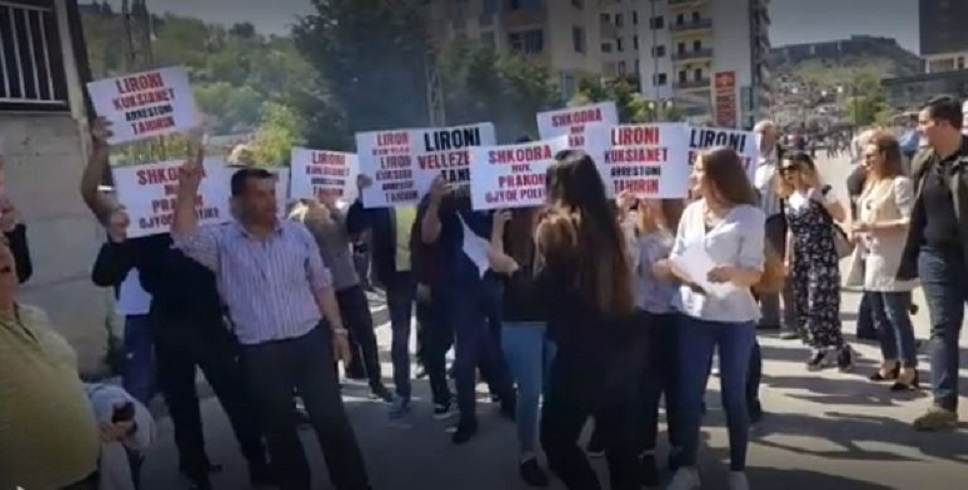 “Kuksianët”/ Protestuesit tensionojnë situatën jashtë gjykatës, tymuese dhe kapsolla drejt ndërtesës