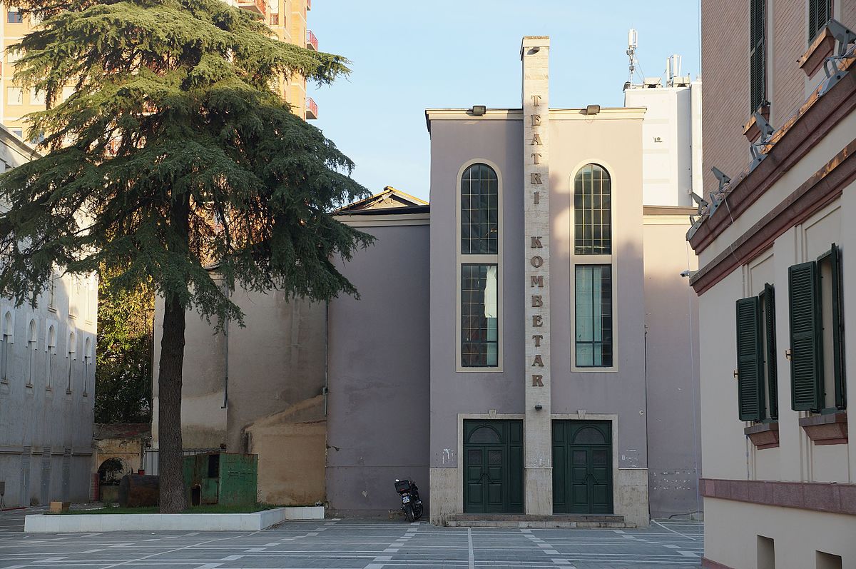 “Çmenden” artistët anti-teatër, nisën të protestojnë kundër banesave sociale, e ngatërrojnë me teatrin