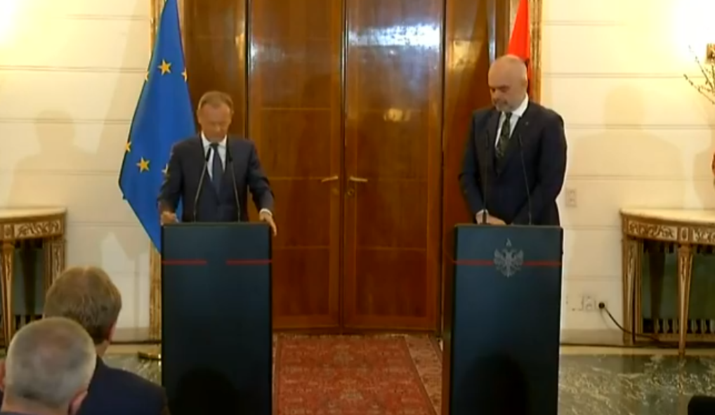 Ceremonia e mirëseardhjes së Presidentit të Këshillit Europian, Donald Tusk (Video)