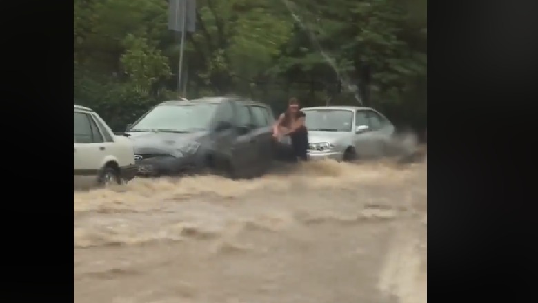 Stuhi në Greqi, shikoni si e merr uji gruan (Video)