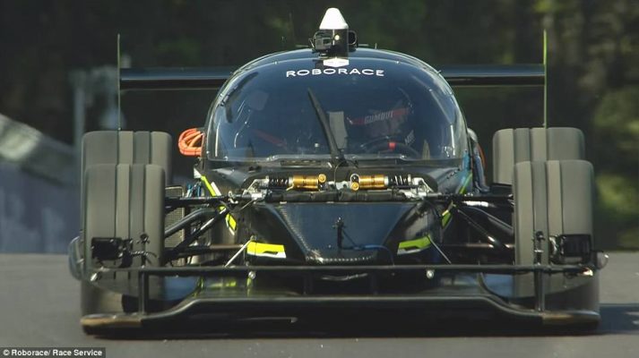 Video/ Piloti i Formula 1 përballë makinës pa pilot! Kush mendoni se fiton garën?