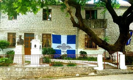 Grekët festojnë në Gjirokastër aneksimin e jugut, shqiptarët shkojnë dhe heqin simbolet e Vorio-Epirit (Foto)