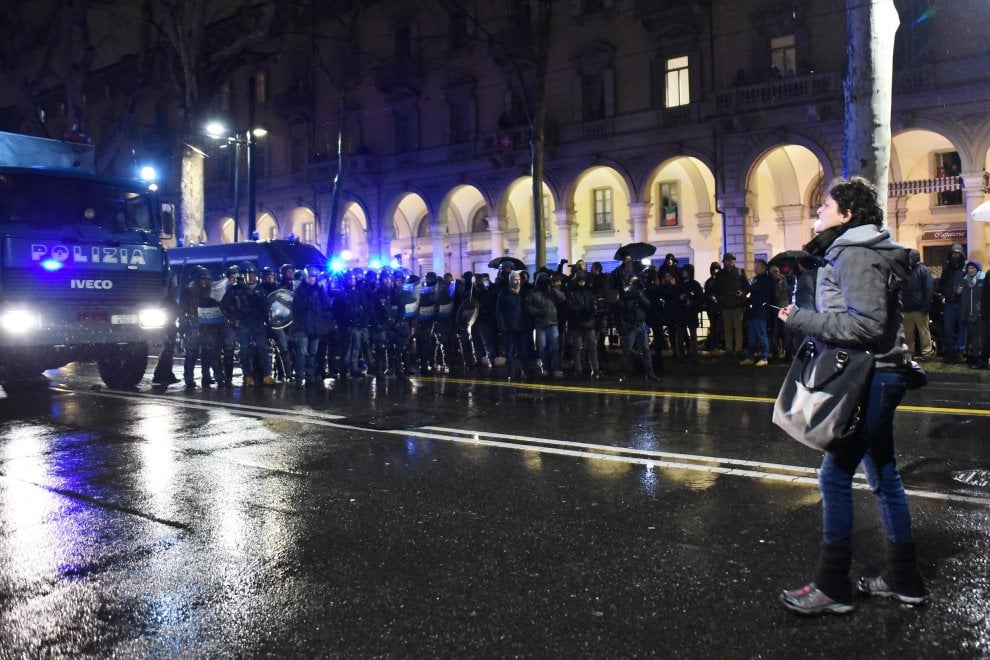 Ja ç’ndodh në Itali kur një mesuese ofendon policët! (Video)