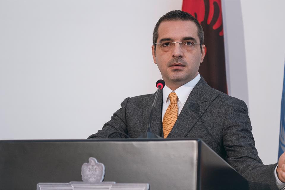 Saimir Tahiri del sot në konferencë para mediave