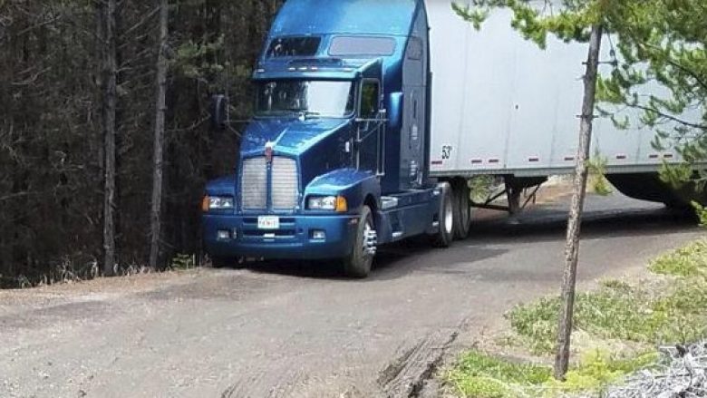 Kulmi i ndershmërisë! Shoferi humb dhe gjendet pas katër ditësh i uritur, kur kamionin e kishte të mbushur me patatina! (Foto)