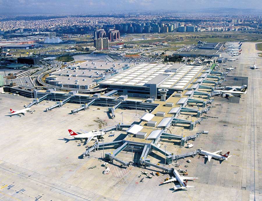 VIDEO/ Panik në aeroportin “Ataturk” të Stambollit, përplasen avionët