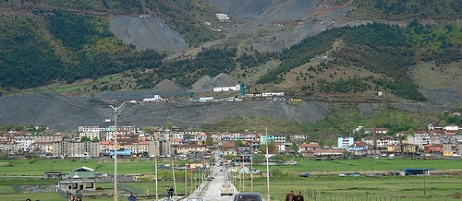 Miniera po i “ha” njerëzit në Bulqizë, bandat politike në Tiranë hedhin valle në vdekje