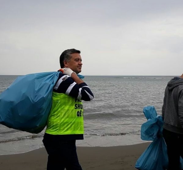 FOTOLAJM/ Aksioni i pastrimit në plazhin e Velipojës: Mes1 mijë të rinjve dhe punonjësve, kreu i Turizmit dhe Mjedisit Blendi Klosi