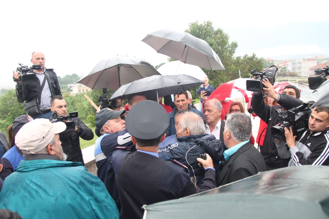 Skandal në “Varrezat e Dëshmorëve”: Bandat e Bashës shkojnë me mision dhe rrahin me hunj veteranët (Video)