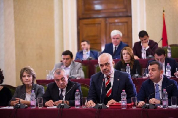 Turi i llogaridhënies pritet të jap efektet e para, Edi Rama gati të ”pres kokat” e drejtorëve. Sektorët që preken