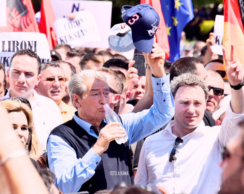 Foto tallse për Berishën, qytetarët i vendosin diçiturën: Një beberon për plakun protestues?! (Foto)