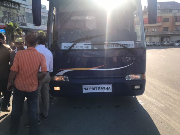 Turp, asnjë slogan! Opozita protestë me fjalët e Babales: “Na prit Pasha se po vijmë!”